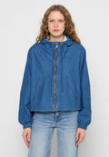 Blaue Jeansjacke mit Reißverschluss vorne, Kordelzugkapuze und elastischen Bündchen. Verfügt über zwei Vorderpockets und ein kurzes Design. Glatte Textur.