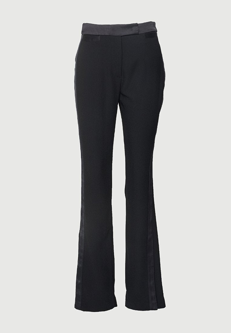 Schwarze Hose mit Schlag, ausgestattet mit einem glatten Bund und satinartigen Seitenelementen. Hergestellt aus einem weichen, dehnbaren Stoff.