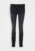 Slim-Fit-Jeans aus dunkel gewaschenem Denim, mit klassischem Fünf-Taschen-Design, Knopfverschluss und charakteristischem Logodetail an der Gesäßtasche.