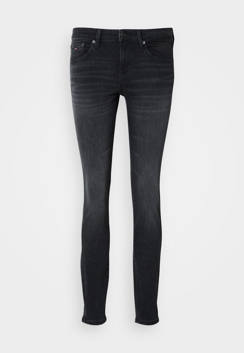 Slim-Fit-Jeans aus dunkel gewaschenem Denim, mit klassischem Fünf-Taschen-Design, Knopfverschluss und charakteristischem Logodetail an der Gesäßtasche.