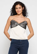 Cami-Top mit einem schwarzen Spitzenoverlay, verstellbaren Trägern, einem V-Ausschnitt und einem cremfarbenen Grundton. Glatte Textur und lockere Passform.