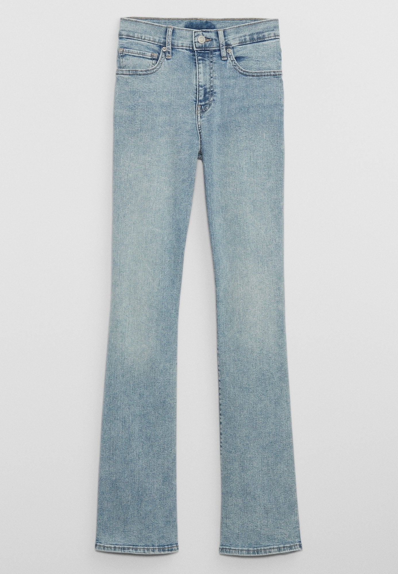 Hellblaue Flared-Jeans aus Denim mit hoher Taille, ausgestattet mit Gürtelschlaufen, Vordertaschen und einem ausgewaschenen Waschungseffekt.