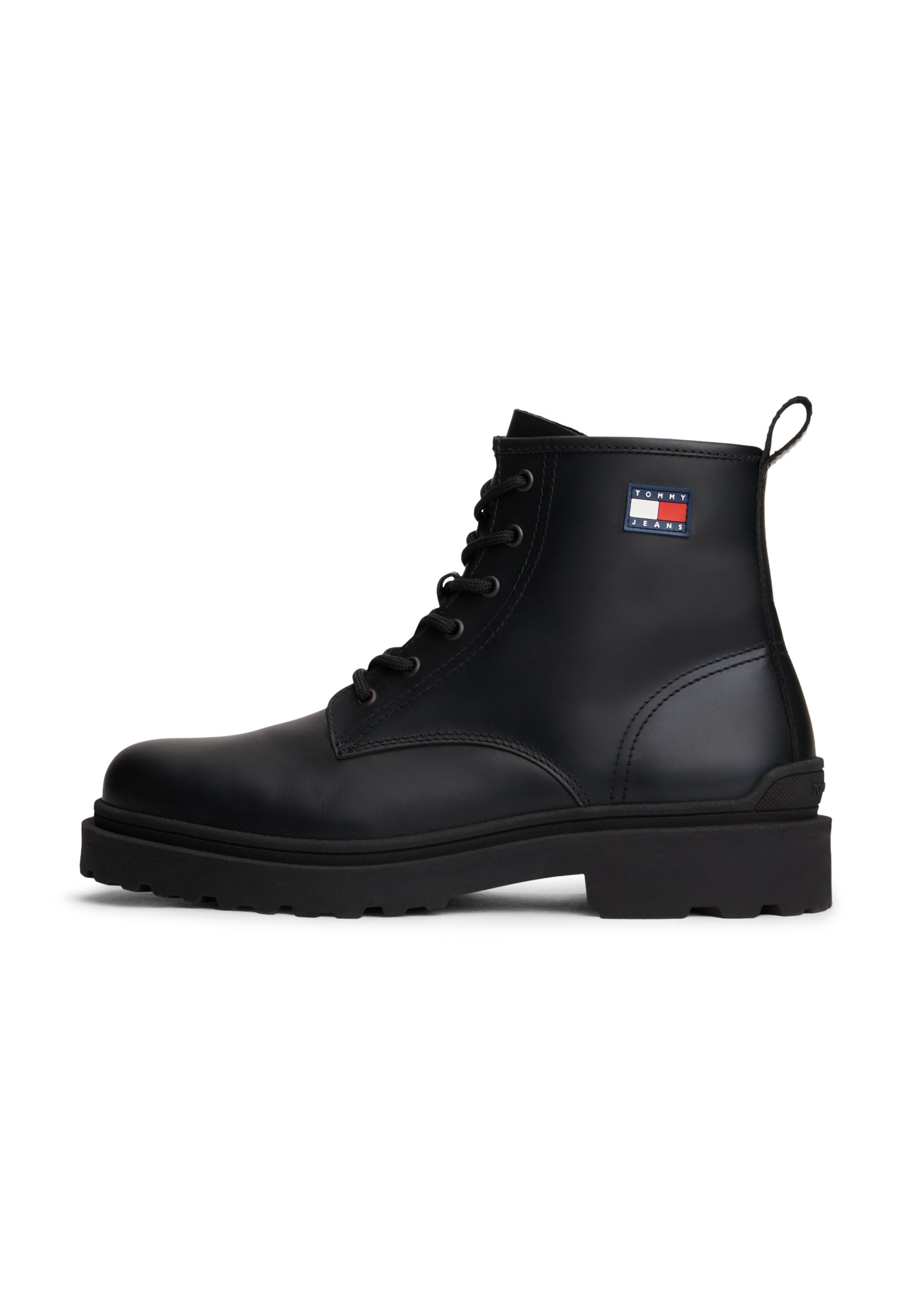 Schwarze Leder-Stiefelette mit Schnürdesign, strukturiertem Obermaterial, dicker Gummisohle und einem kleinen farbigen Logopatch an der Außenseite.