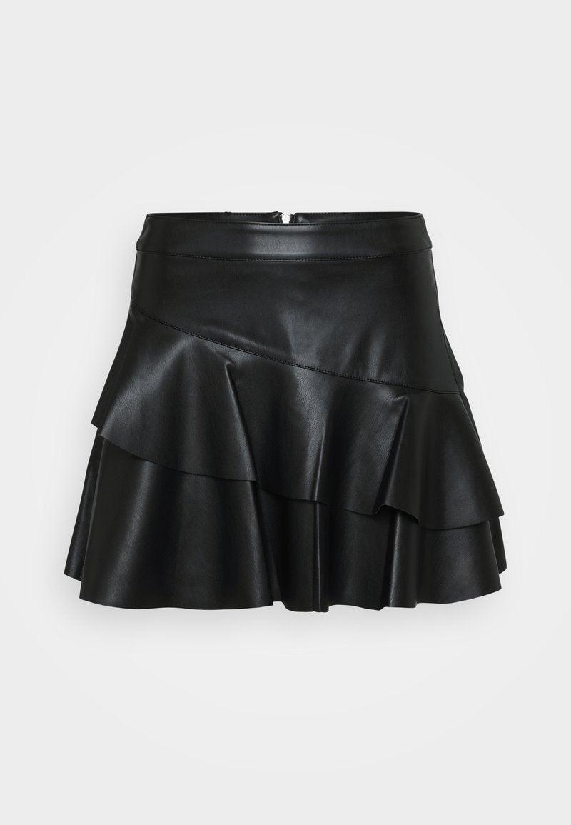 Schwarzer Leder-Minirock mit einem taillierten Bund und drei Lagen Rüschen, ausgestattet mit einer glatten Textur und einem verdeckten Reißverschluss auf der Rückseite.