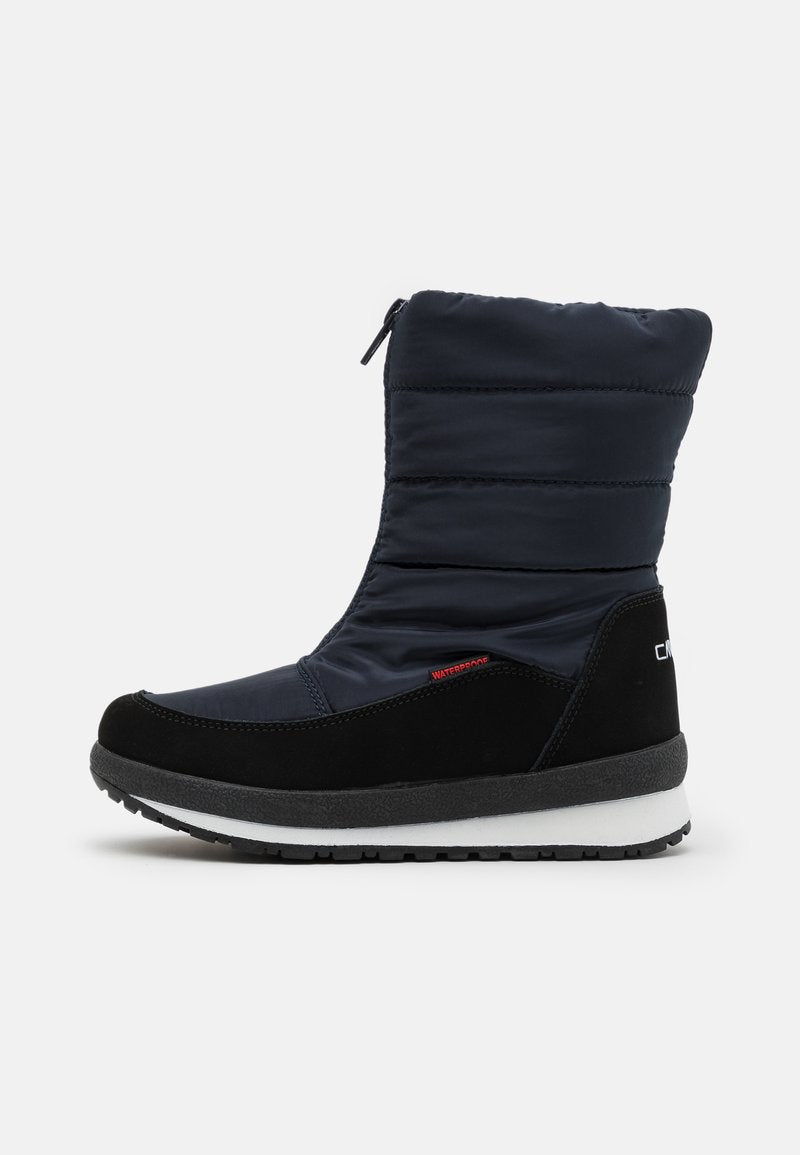 Wasserdichte marineblaue Stiefel mit oben gesteppter Oberfläche, schwarzen Wildlederakzenten, einem Reißverschluss und einer weißen Gummisohle. Geeignet für kaltes Wetter.