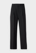 Schwarze, weit geschnittene Hosen aus einem glatten Stoff mit hoher Taille, vorderen Falten und ohne sichtbare Beschläge oder Muster.
