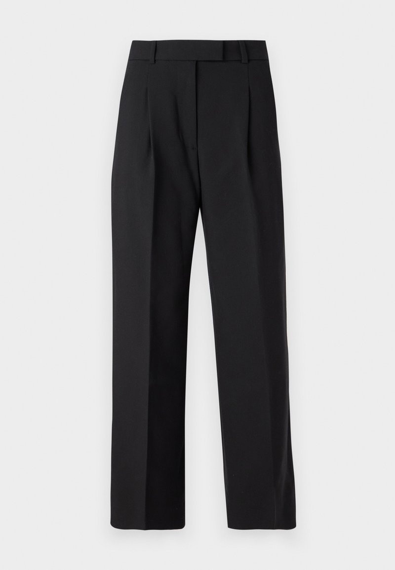 Schwarze, weit geschnittene Hosen aus einem glatten Stoff mit hoher Taille, vorderen Falten und ohne sichtbare Beschläge oder Muster.