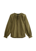 Olivegrünes Langarm-Blusenshirt mit Rundhalsausschnitt, Schleifendetail und gerafften Ärmeln. Aus strukturiertem Stoff gefertigt, hat es eine lockere Passform.