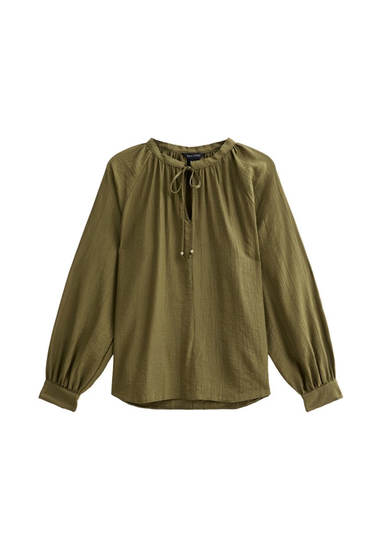 Olivegrünes Langarm-Blusenshirt mit Rundhalsausschnitt, Schleifendetail und gerafften Ärmeln. Aus strukturiertem Stoff gefertigt, hat es eine lockere Passform.