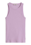 Ärmelloses, fliederfarbenes, geripptes Strick-Tanktop mit Rundhalsausschnitt und Marc O’Polo-Label auf der Innenseite des hinteren Kragens.