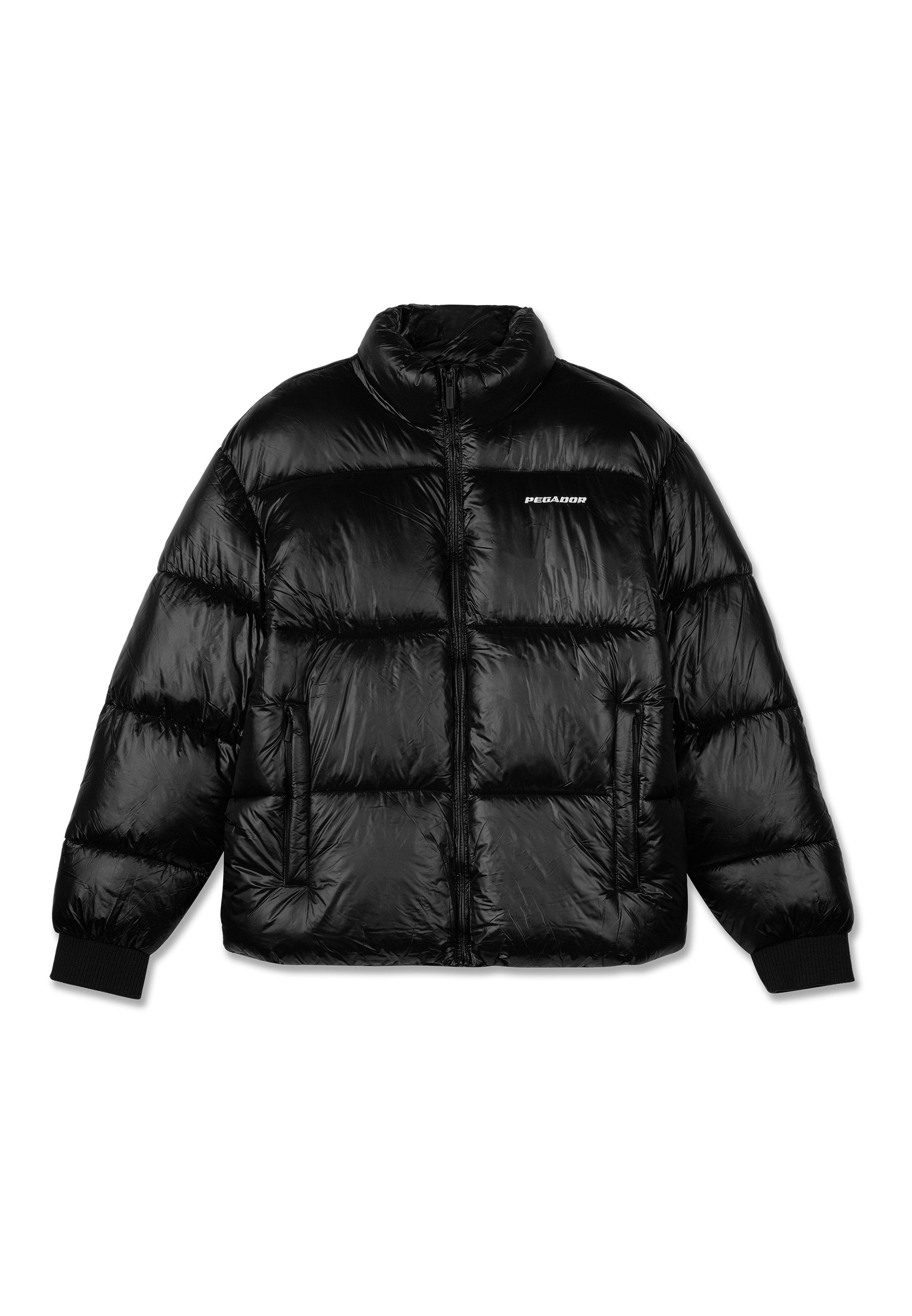 Schwarze, glänzende Daunenjacke mit Frontreißverschluss, zwei Reißverschlusstaschen, gerippten Bündchen und kleinem weißen "PEGADOR"-Logo auf der linken Brust.