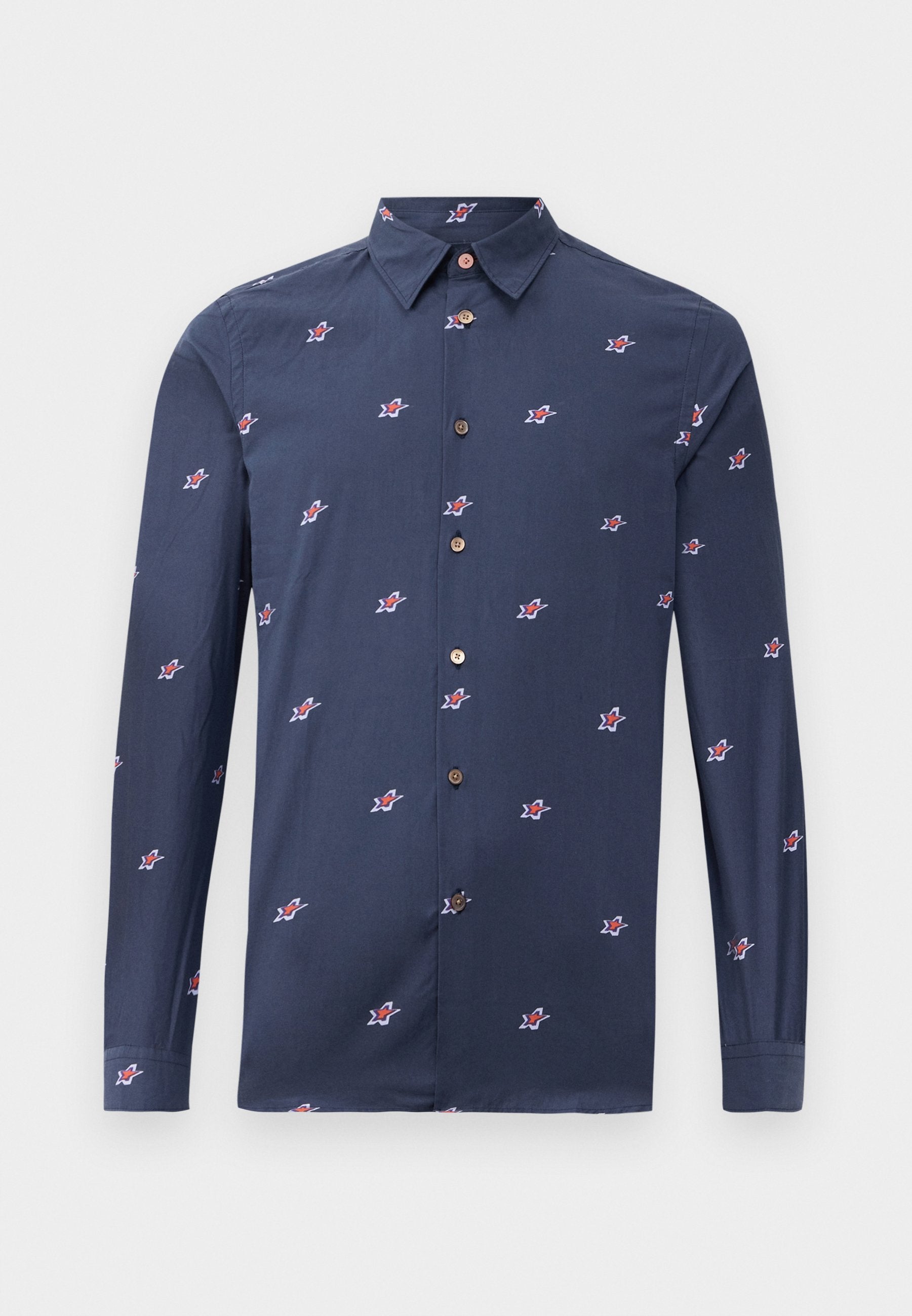Navyblaue Baumwollbluse mit langen Ärmeln, die mit kleinen roten und weißen Sternmustern sowie braunen Knöpfen versehen ist. Klassisches Kragen-Design.