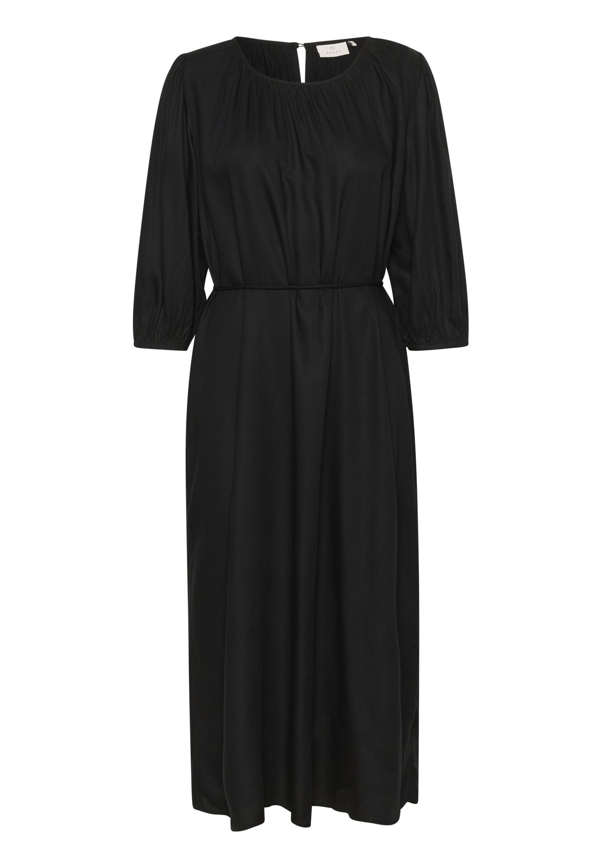 Schwarzes Kleid mit U-Ausschnitt, Dreiviertelärmeln, Raffung im Oberteil und einem passenden Gürtel in der Taille.