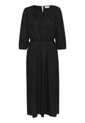 Schwarzes Kleid mit U-Ausschnitt, Dreiviertelärmeln, Raffung im Oberteil und einem passenden Gürtel in der Taille.