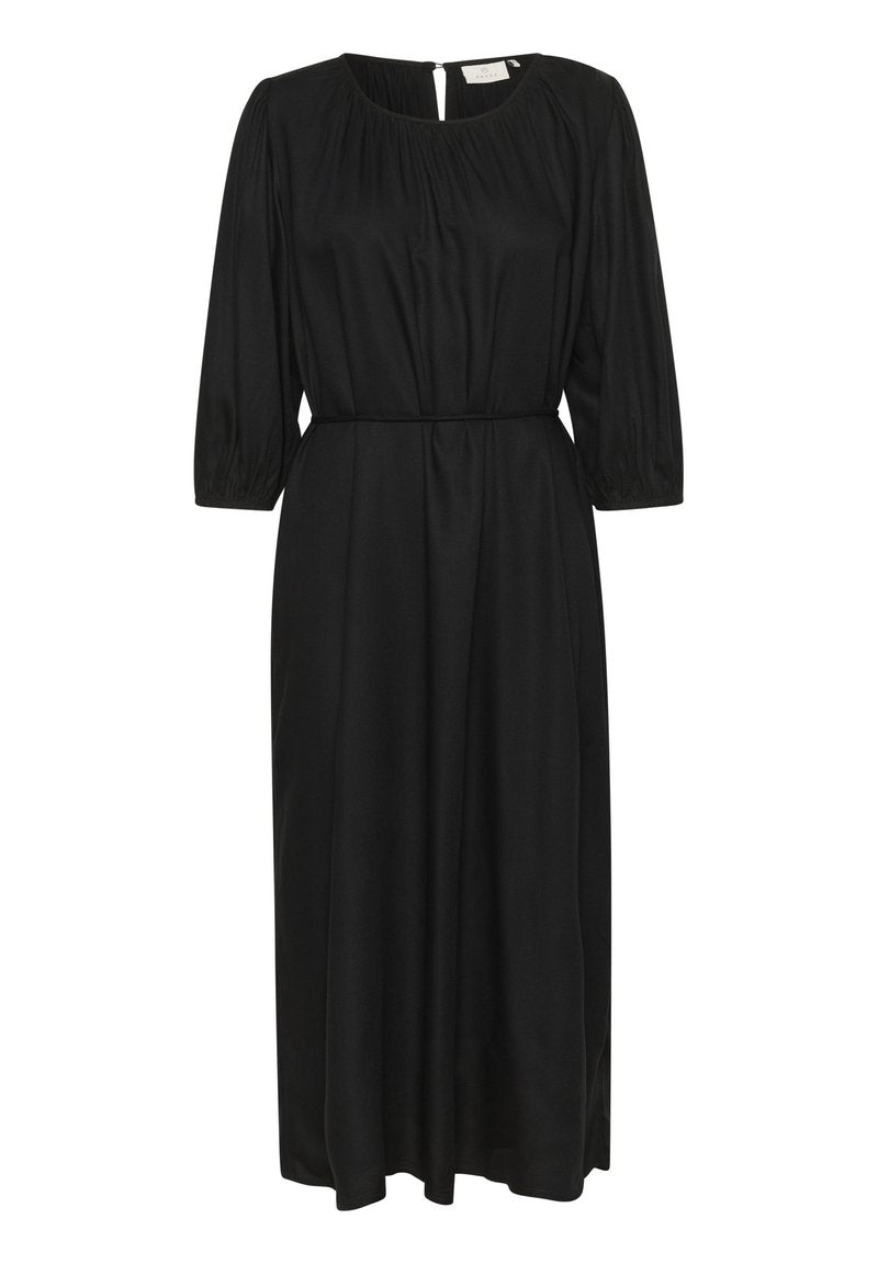Schwarzes Kleid mit U-Ausschnitt, Dreiviertelärmeln, Raffung im Oberteil und einem passenden Gürtel in der Taille.