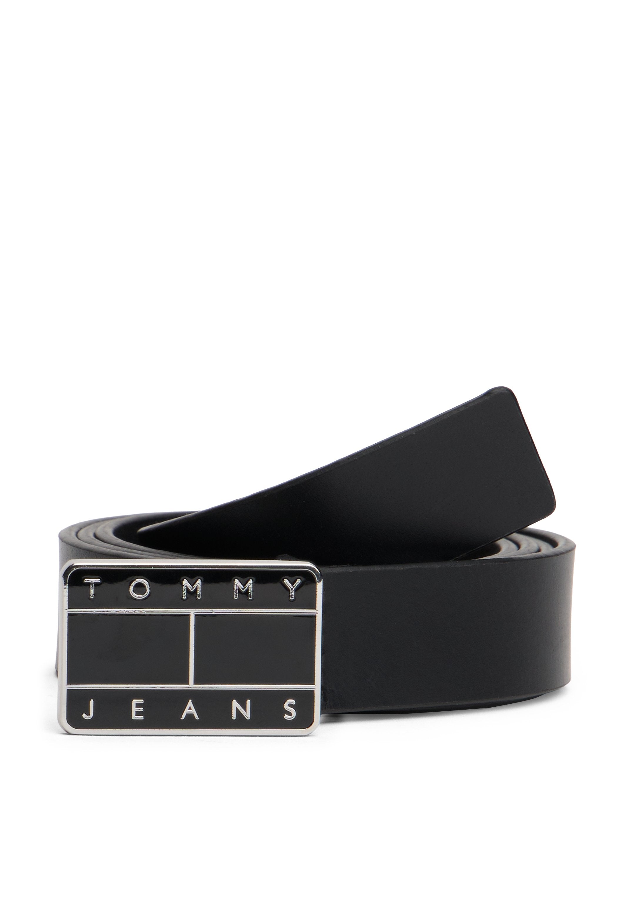 Schwarzer Ledergürtel mit einer silbernen rechteckigen Schnalle, auf der "TOMMY" und "JEANS" in Großbuchstaben geprägt sind. Glatte Textur und klassisches Design.