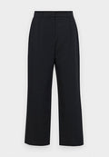 Schwarze weit geschnittene Hose aus glattem Stoff. Verfügt über einen flachen Taillenbund, Gürtelschlaufen und zwei vordere Falten für einen maßgeschneiderten Look.