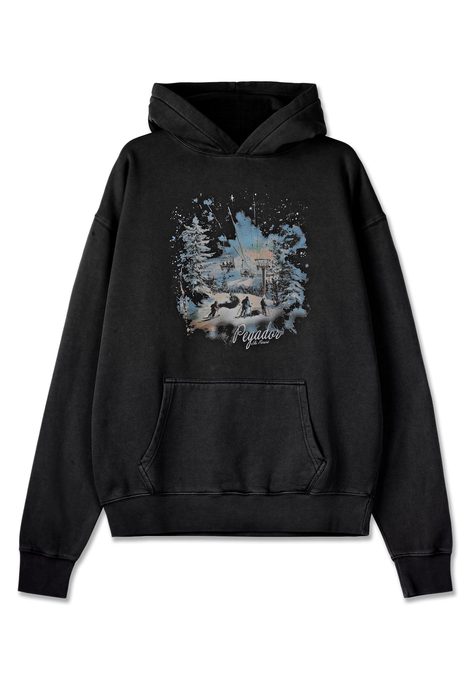 Schwarzer Kapuzenpullover mit einer Grafik auf der Vorderseite, die eine Winterlandschaft mit Skifahrern, Bäumen und einem Skilift zeigt. Der Pullover hat eine weiche Textur und eine Vordertasche.