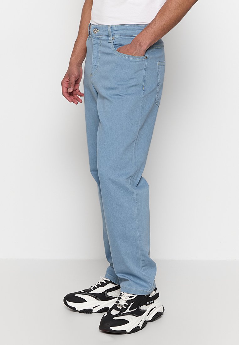 LOOSE FIT Media 2