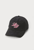 Schwarze Baumwoll-Baseballmütze mit gebogenem Schirm, ausgestattet mit einem gestickten "LD"-Logo in Rot. Inklusive Belüftungsöffnungen und einem Oberknopf.