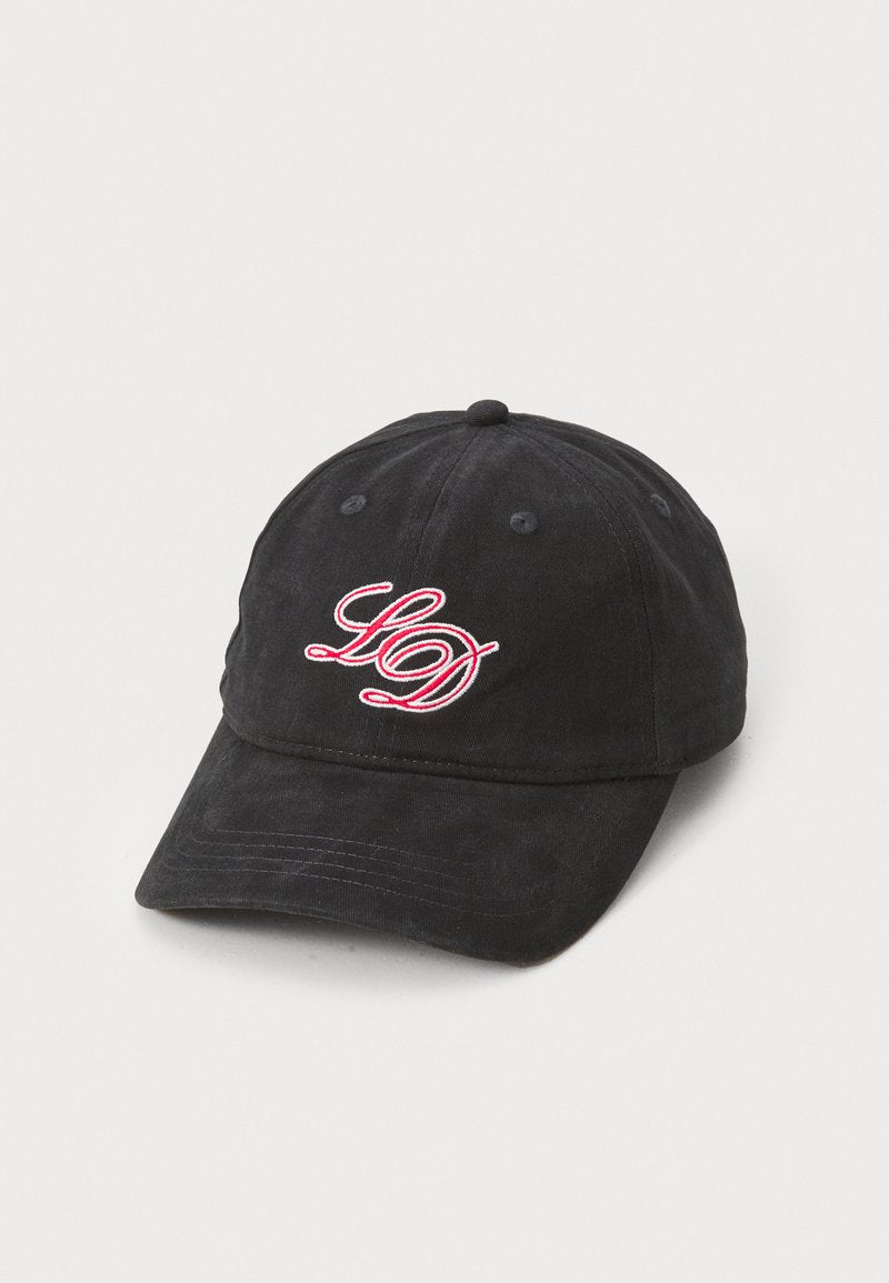 Schwarze Baumwoll-Baseballmütze mit gebogenem Schirm, ausgestattet mit einem gestickten "LD"-Logo in Rot. Inklusive Belüftungsöffnungen und einem Oberknopf.