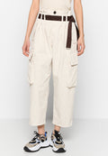 Beige Cargo-Hosen mit hoher Taille, seitlichen Taschen, einem braunen Gürtel und einer lockeren Passform. Das Material hat eine glatte Textur und ein klassisches Design.