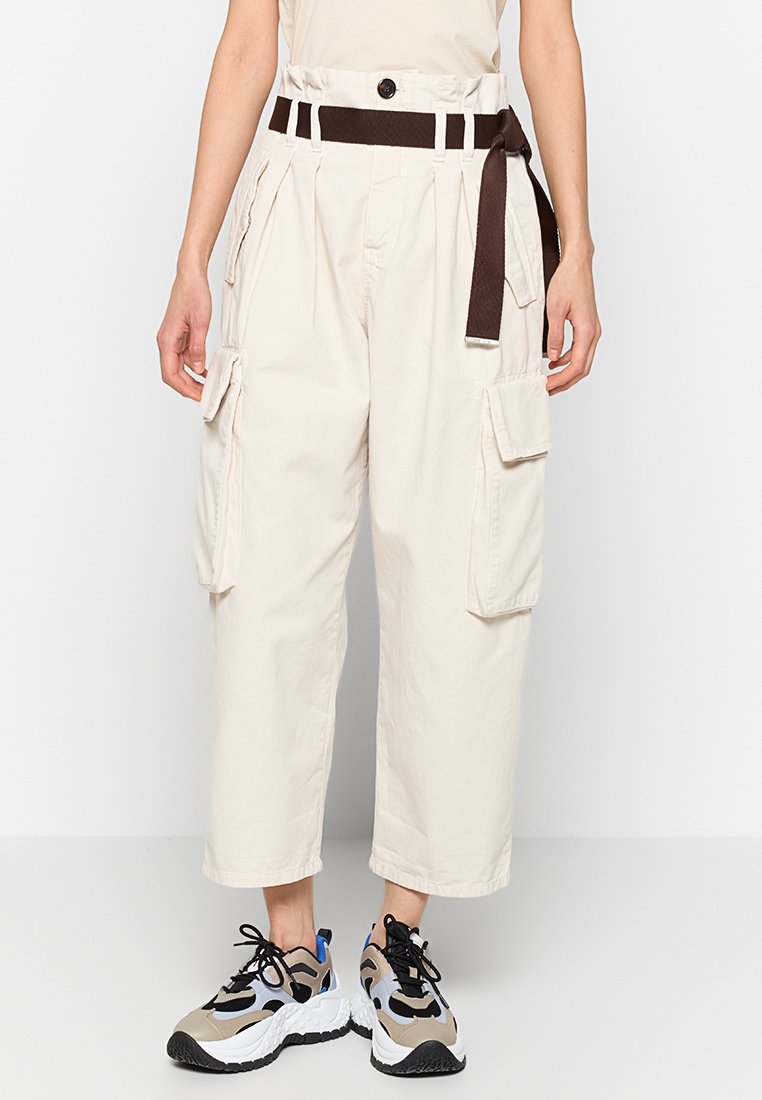 Beige Cargo-Hosen mit hoher Taille, seitlichen Taschen, einem braunen Gürtel und einer lockeren Passform. Das Material hat eine glatte Textur und ein klassisches Design.