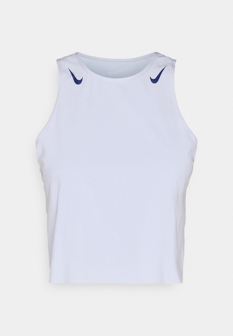 Weißes ärmelloses Sportoberteil mit rundem Ausschnitt, aus leichtem Material und blauen Nike Swoosh Akzenten an den Schultern.