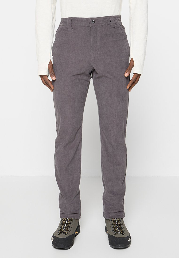 Graue Cordhose mit geradem Bein, ausgestattet mit einem vorderen Knopfverschluss und Gürtelschlaufen, kombiniert mit robusten Wanderschuhen.
