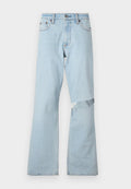 Hellblaue Jeans im Flared-Design mit einem ausgefransten Patch am Knie und normalen Fronttaschen.