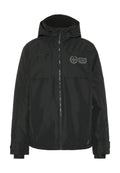 Schwarze wasserdichte Jacke mit Reißverschluss, zwei Fronttaschen, verstellbarer Kapuze und einem Logodruck auf der Brust. Glatte Textur.