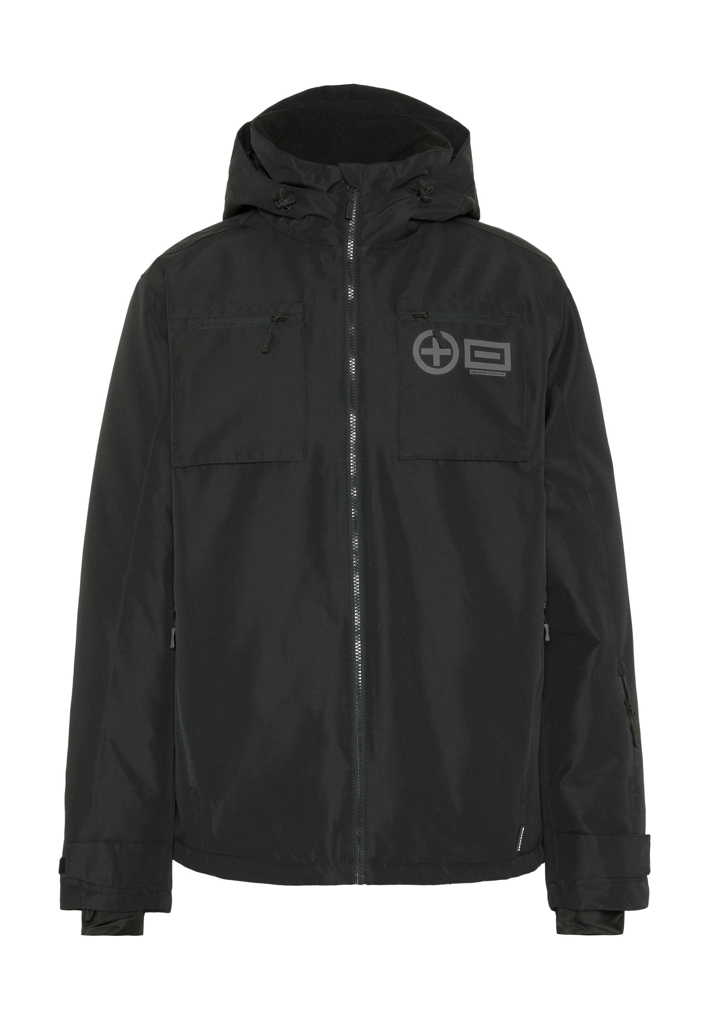 Schwarze wasserdichte Jacke mit Reißverschluss, zwei Fronttaschen, verstellbarer Kapuze und einem Logodruck auf der Brust. Glatte Textur.
