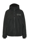 Schwarze wasserdichte Jacke mit Reißverschluss, zwei Fronttaschen, verstellbarer Kapuze und einem Logodruck auf der Brust. Glatte Textur.