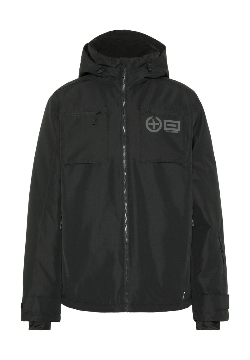 Schwarze wasserdichte Jacke mit Reißverschluss, zwei Fronttaschen, verstellbarer Kapuze und einem Logodruck auf der Brust. Glatte Textur.