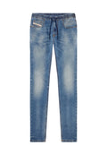 Hellblaue Jeans mit elastischem Bund und Kordelzug, ausgestattet mit Vordertaschen und einem verblassten Finish, geradem Schnitt und gestickten Details.