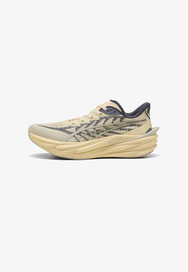Puma DEVIATE NITRO 4 WNS - Road running shoes - buttercream-inky depths