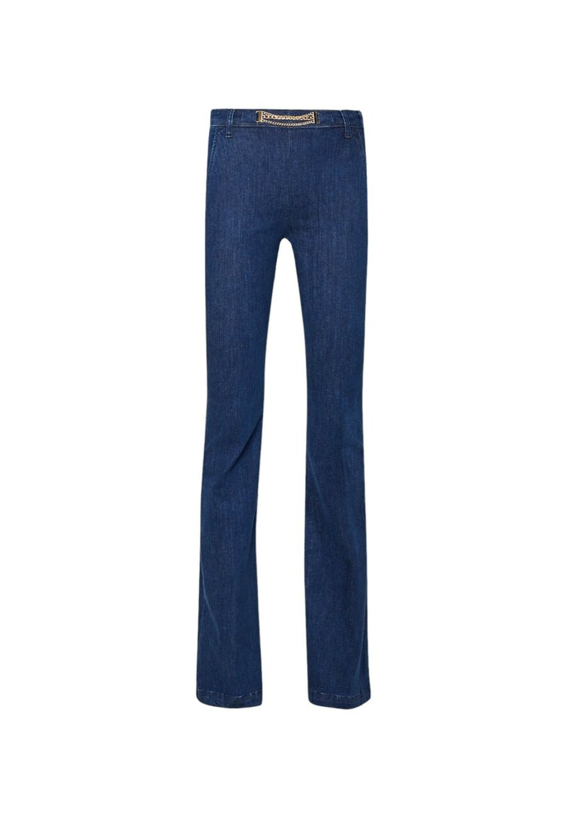 Dunkelblaue Jeans mit ausgestelltem Bein, flachem Bund und einem metallischen Markenakzent an der Vorderseite. Glatte Textur und strukturierte Form.