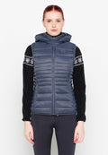 Marineblaue Puffer-Weste mit Kapuze, Reißverschluss und zwei Vorderaschen. Sie verfügt über ein gestepptes Design und strukturierte schwarze Ärmel mit weißen Akzenten.