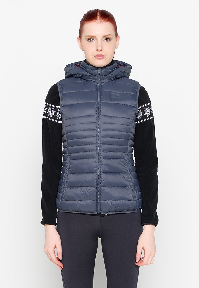 Marineblaue Puffer-Weste mit Kapuze, Reißverschluss und zwei Vorderaschen. Sie verfügt über ein gestepptes Design und strukturierte schwarze Ärmel mit weißen Akzenten.