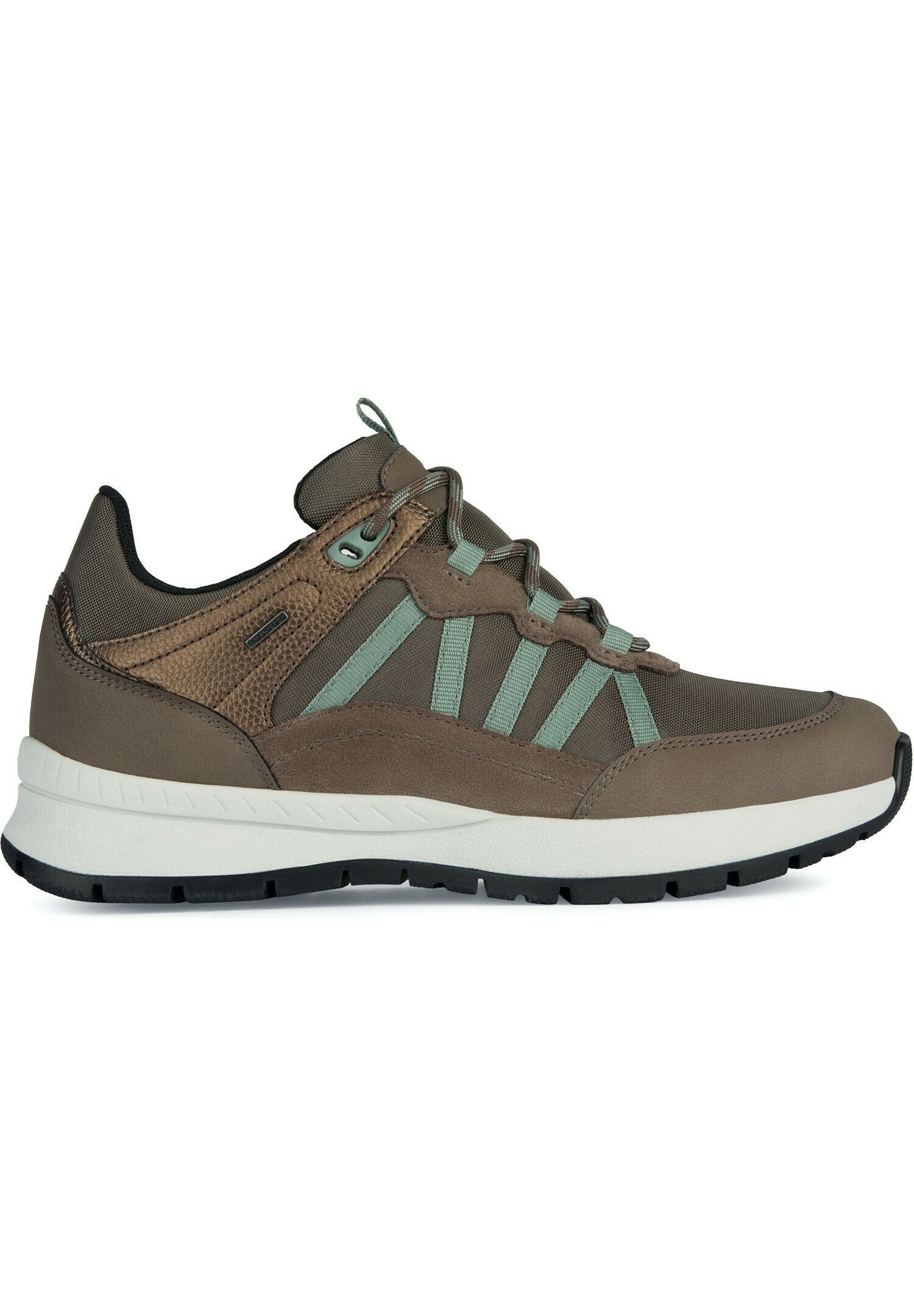 Brauner Wanderschuh aus Mesh- und Synthetikmaterial. Mit grünen Akzenten, einem gepolsterten Schaft und einer Gummisohle für besseren Halt. Schnürdesign.
