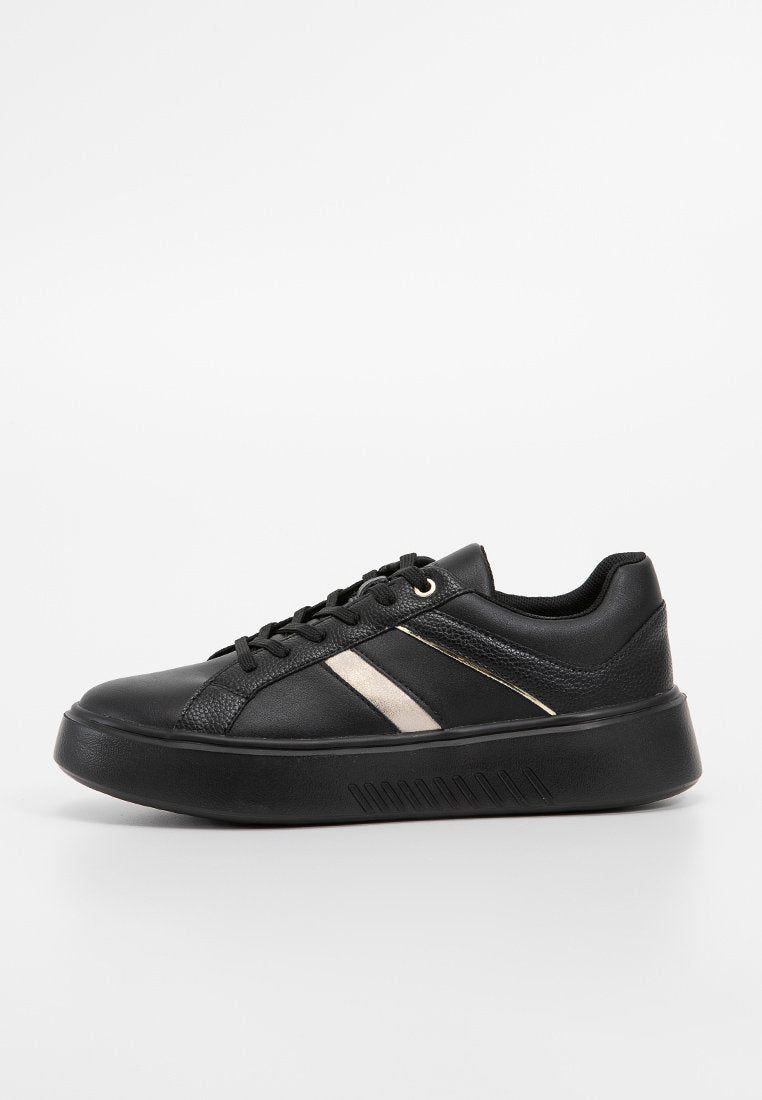 Schwarze Low-Top Sneaker mit dicker Sohle, Schnürverschluss und kontrastierendem beigem diagonalen Streifen an der Seite.