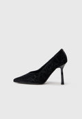 Schwarze High-Heel-Pumps aus Wildleder, mit einer spitzen Zehenpartie und floralen Stickereien sowie kleinen Verzierungen. Glänzender schwarzer Stiletto-Absatz.