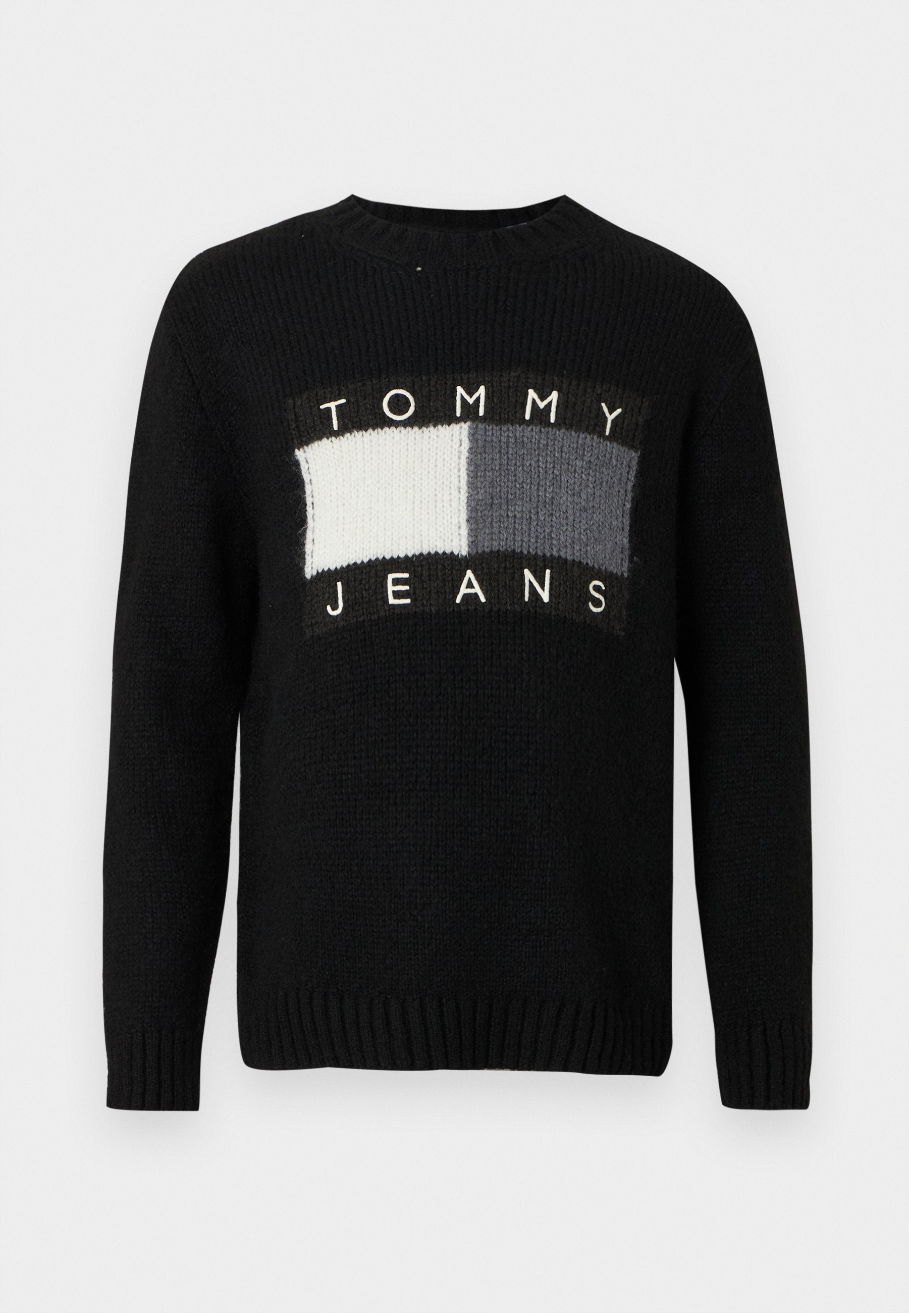 Schwarzer Strickpullover mit rundem Ausschnitt, ausgestattet mit einem zentralen Logo in weißen und grauen rechteckigen Blöcken sowie gerippten Bündchen und Saum.
