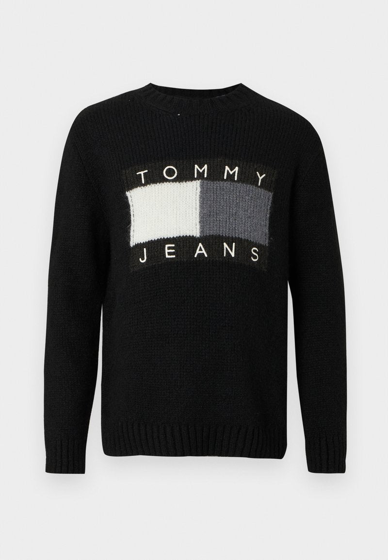 Schwarzer Strickpullover mit rundem Ausschnitt, ausgestattet mit einem zentralen Logo in weißen und grauen rechteckigen Blöcken sowie gerippten Bündchen und Saum.