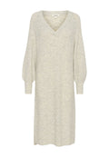 V-Ausschnitt, oversized Strickkleid aus weichem, hellgrauem Material mit gerippten Bündchen und seitlichen Schlitzen, das ein strukturiertes Muster aufweist.