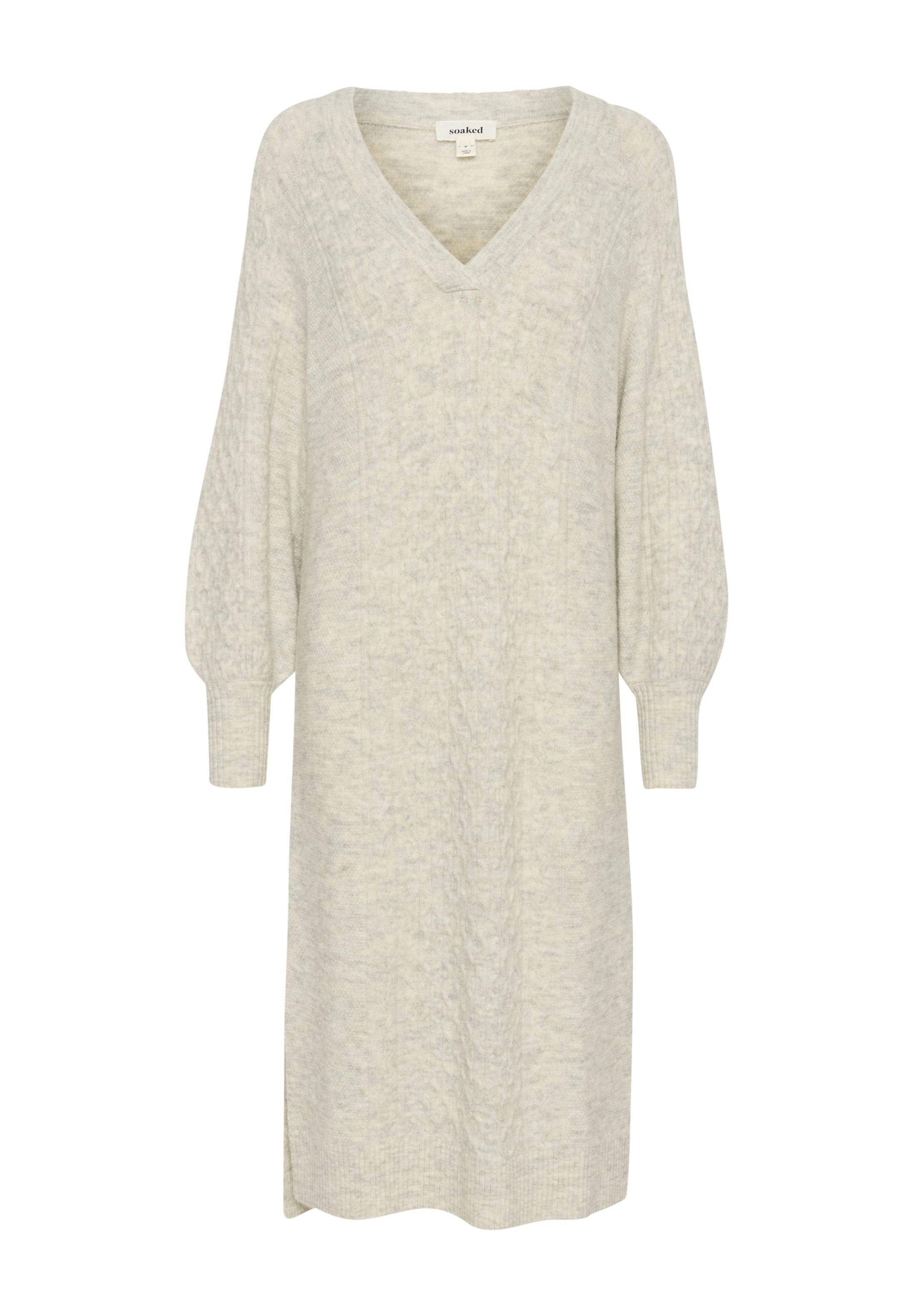 V-Ausschnitt, oversized Strickkleid aus weichem, hellgrauem Material mit gerippten Bündchen und seitlichen Schlitzen, das ein strukturiertes Muster aufweist.