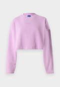Helles lila, kurz geschnittenes Sweatshirt mit langen Ärmeln, geripptem Halsbündchen und gesticktem Logo auf der Vorderseite. Hergestellt aus weichem, strukturiertem Stoff.