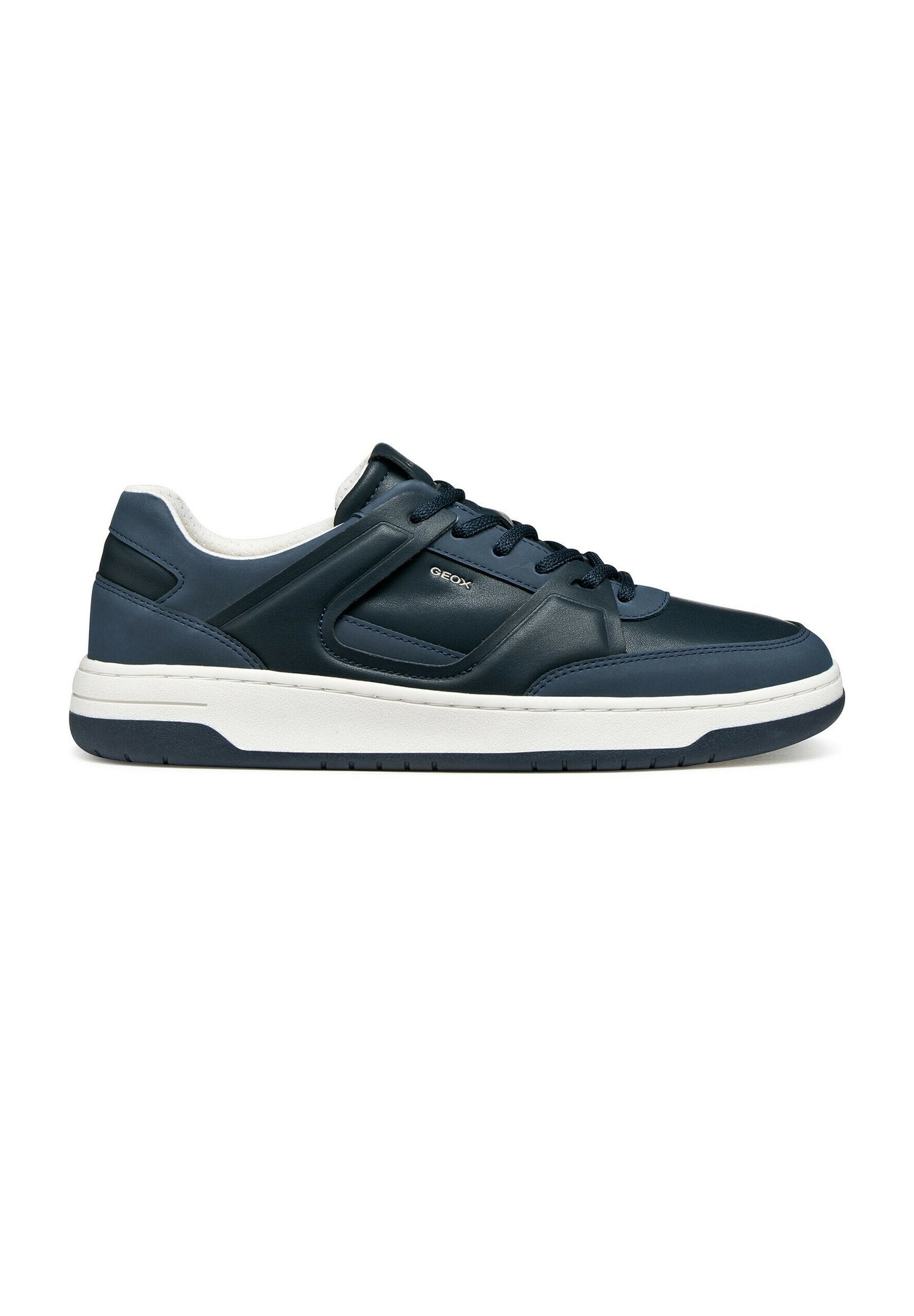 Marineblaue Leder-Sneaker mit weißer Gummisohle, rundem Zehenbereich, gepolstertem Kragen und Schnürdesign; mit seitlichem Belüftungsdetail.