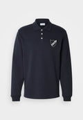 Marineblaues Langarm-Polohemd aus Baumwollmischung mit einer dreiknöpfigen Knopfleiste, gerippten Bündchen und einem weißen Wappen-Logo auf der linken Brust.