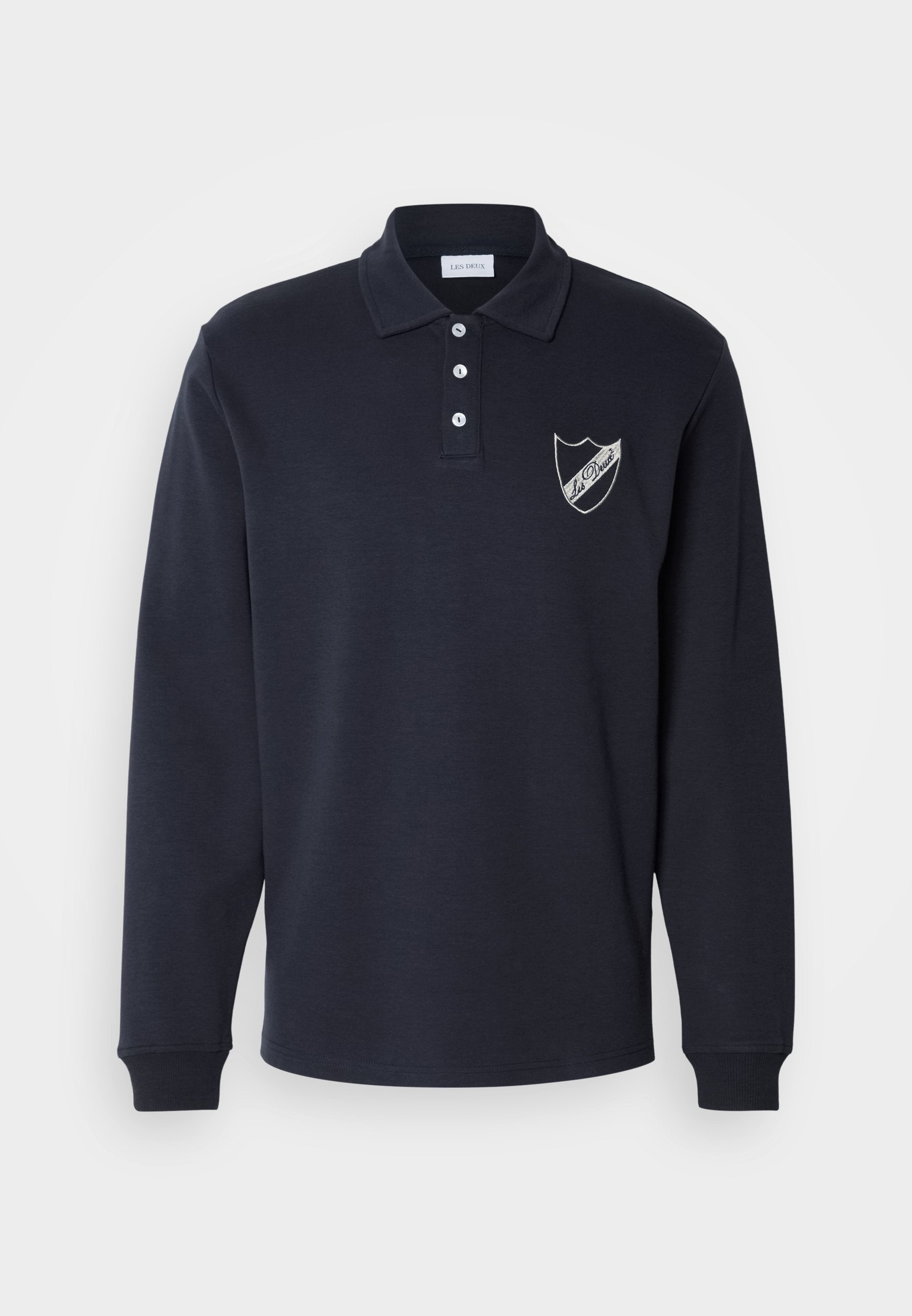Marineblaues Langarm-Polohemd aus Baumwollmischung mit einer dreiknöpfigen Knopfleiste, gerippten Bündchen und einem weißen Wappen-Logo auf der linken Brust.